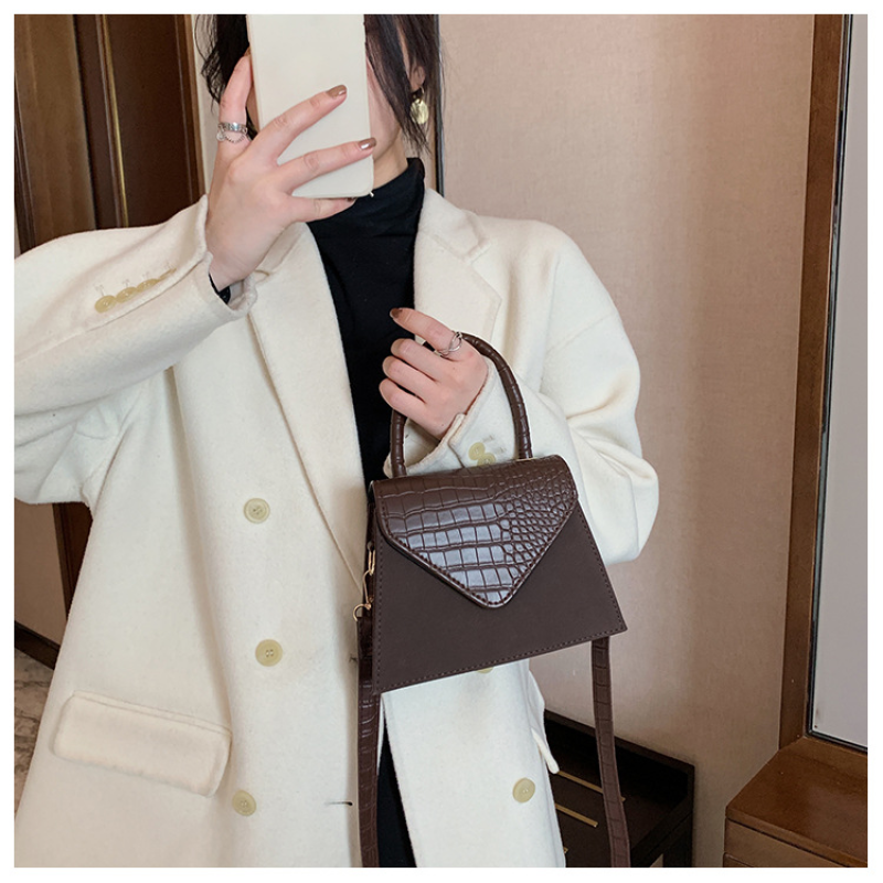 Triangle Cover Crocodile Pattern Magnetic Buckle Women's Shoulder Messenger Bag Casual Handbag
