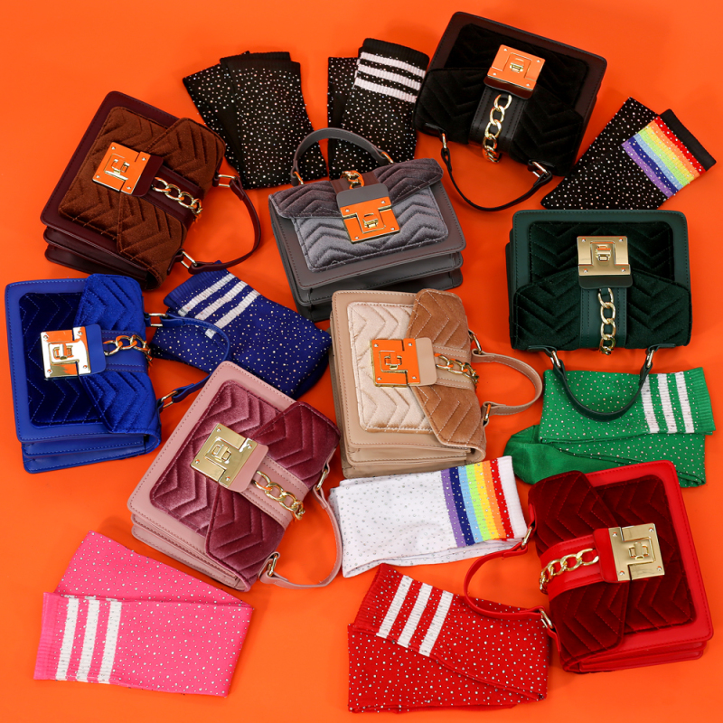 New Velvet Lingge Chain Messenger Bags & Womens Socks Two Pieces Set Ins Fashion Spot Knee High Socks & Women Hand Bags