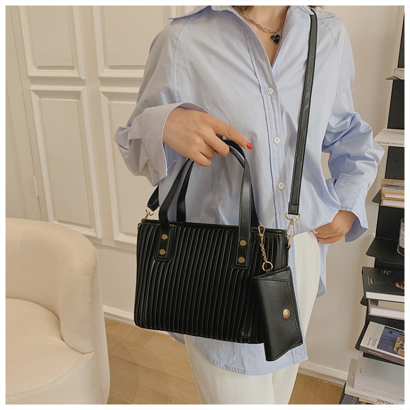 New Large-Capacity Tote Bag Vertical Stripes Elegant Ladies Shoulder Bag Ins Popular Messenger Bag