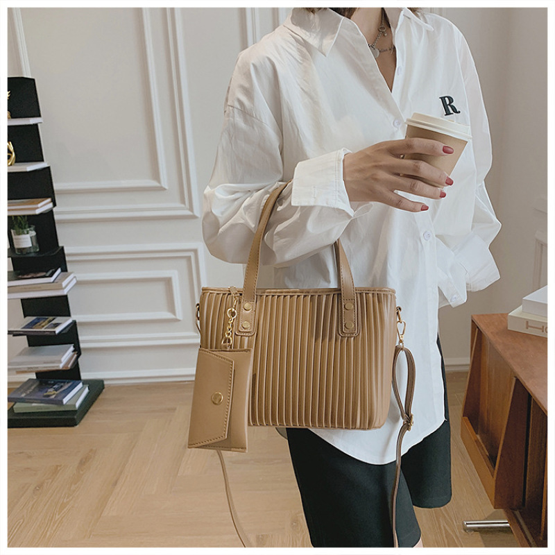 New Large-Capacity Tote Bag Vertical Stripes Elegant Ladies Shoulder Bag Ins Popular Messenger Bag