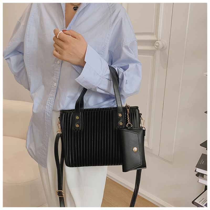 New Large-Capacity Tote Bag Vertical Stripes Elegant Ladies Shoulder Bag Ins Popular Messenger Bag