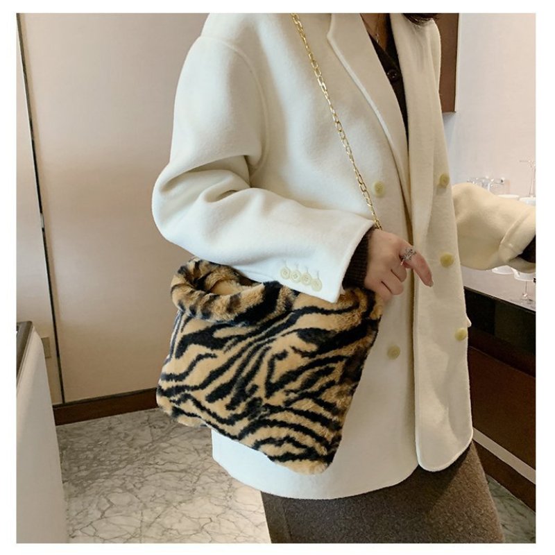 New Winter Girl Plush Leopard Print Handbag 2021 Winter Female Handbag Plush Chain Crossbody Bag Ladies Purses And Hangbags