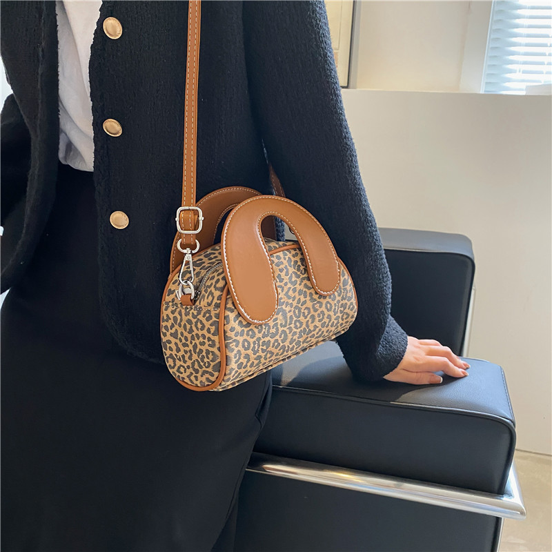 2021 Autumn New Niche Design Leopard Crossbody Shoulder Dumpling Bag Ins Fashion Printed Women Purses And Handbags