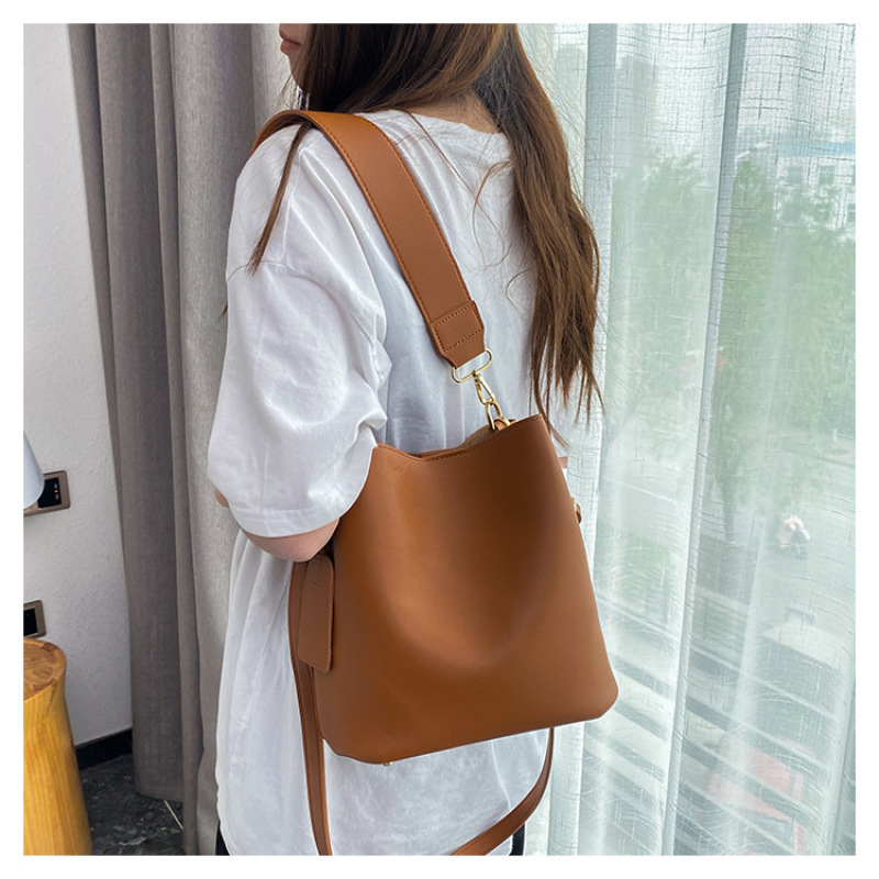 New Fashion Shoulder Bag Simple Portable Messenger Bags Women Handbags Large Capacity Retro Influence  Bucket Bag