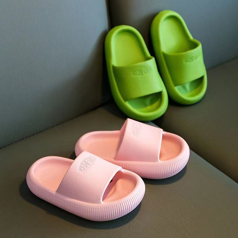 Conyson New Arrival Summer Non-Slip Bulk Slippers Soft Bottoming Thick Home PVC Unisex Slippers Beach Sandals Kids Solid Color