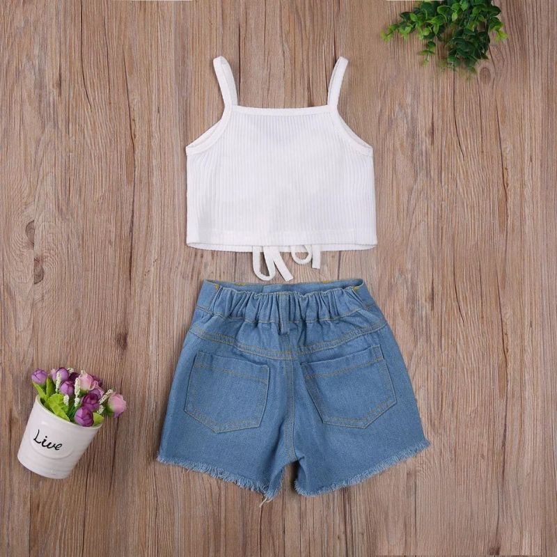 Conjunto infantil feminino Conyson, composto por colete sem mangas com babados, calça jeans esportiva, regata de tricô e shorts jeans rasgados.