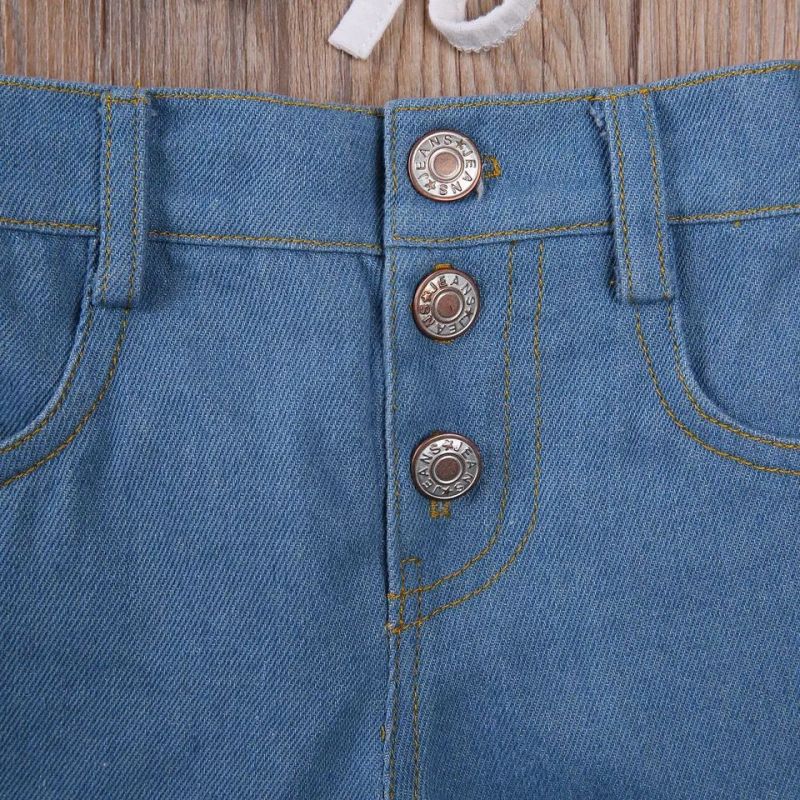 Conjunto infantil feminino Conyson, composto por colete sem mangas com babados, calça jeans esportiva, regata de tricô e shorts jeans rasgados.