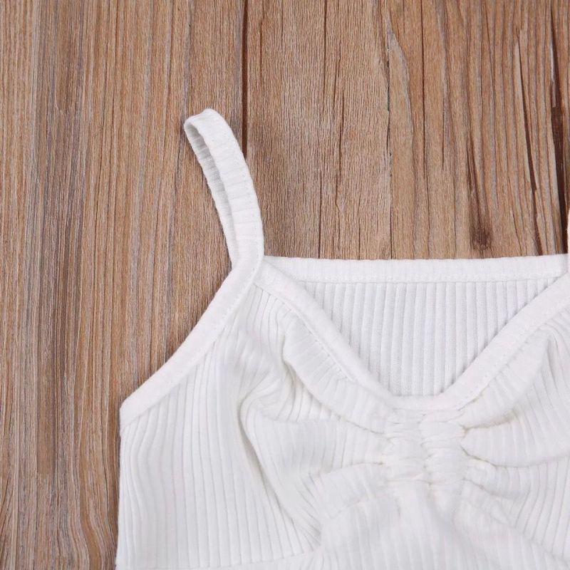 Conjunto infantil feminino Conyson, composto por colete sem mangas com babados, calça jeans esportiva, regata de tricô e shorts jeans rasgados.