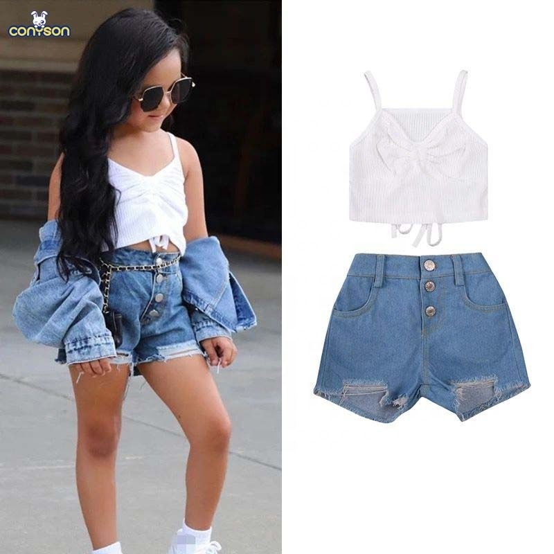 Conjunto infantil feminino Conyson, composto por colete sem mangas com babados, calça jeans esportiva, regata de tricô e shorts jeans rasgados.