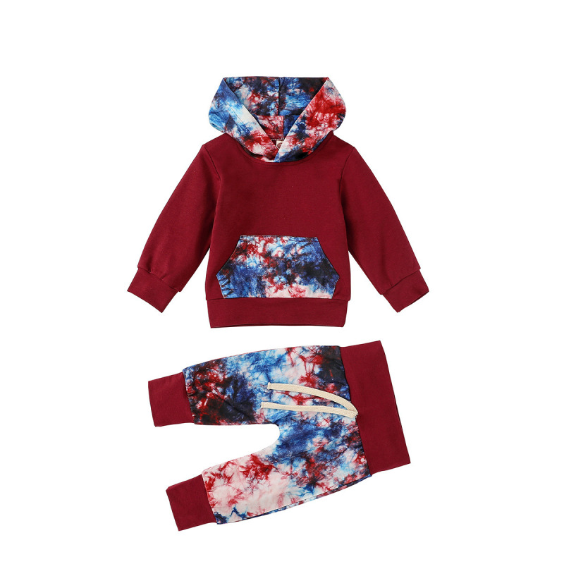 Conjuntos de moletom com capuz e mangas compridas no estilo tie-dye da mais recente tendência em design para meninos.