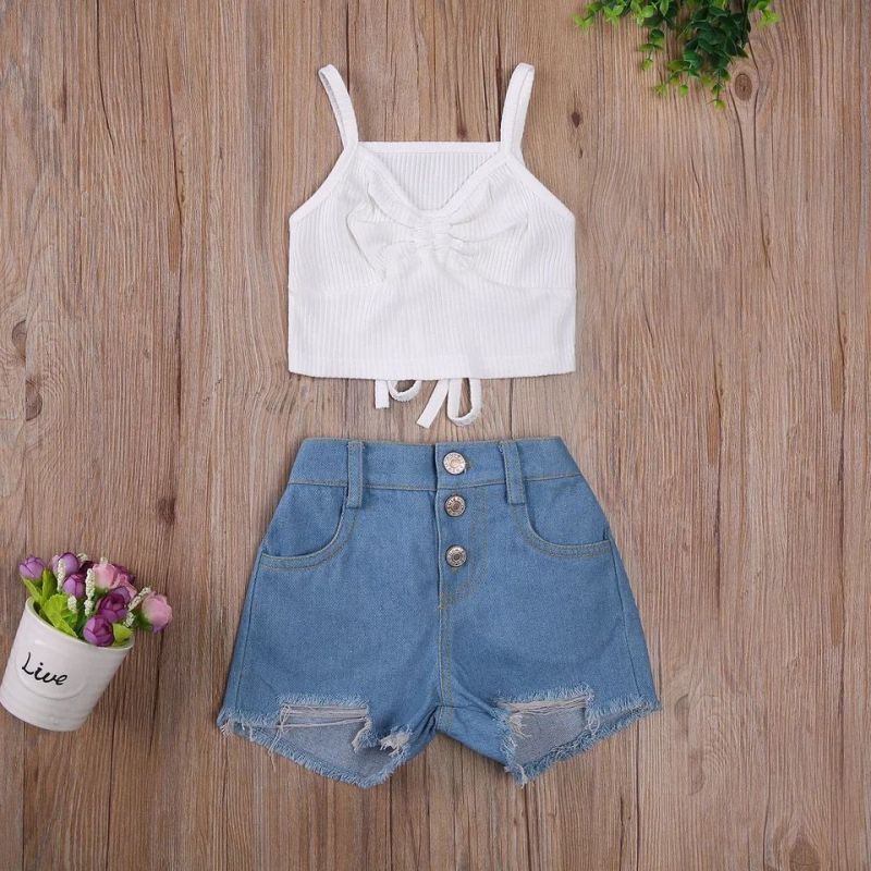Conjunto infantil feminino Conyson, composto por colete sem mangas com babados, calça jeans esportiva, regata de tricô e shorts jeans rasgados.