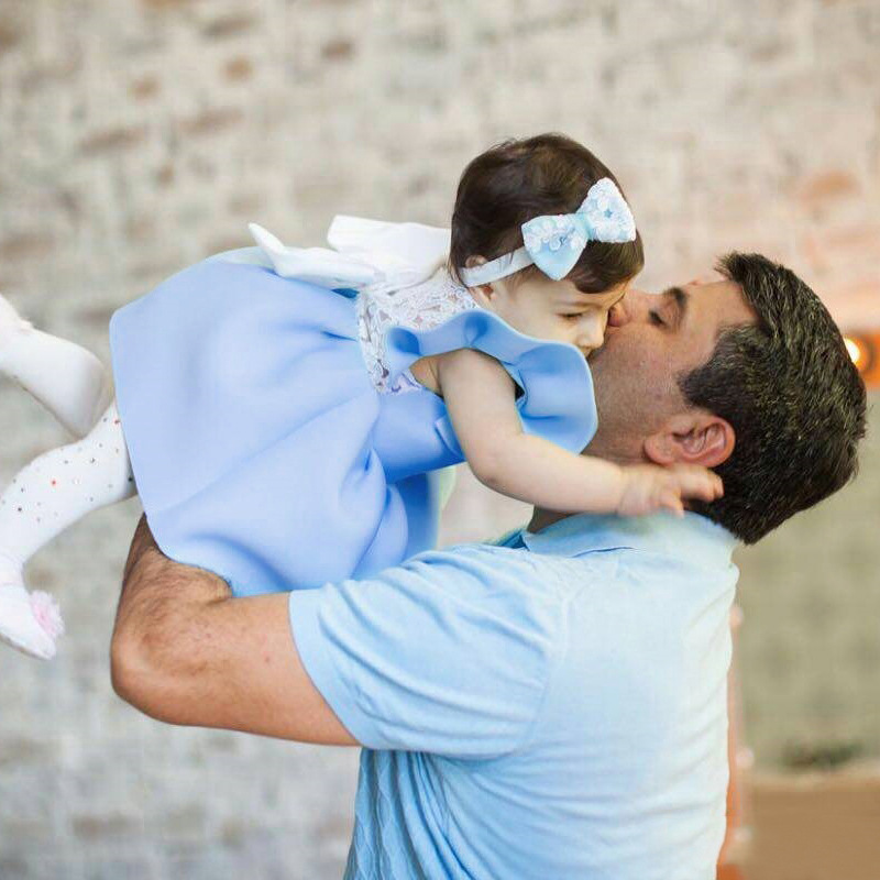 Vestido de festa infantil Conyson Wholesale com renda, sem mangas, para aniversário ou baile de formatura. Vestido de princesa rosa com decote nas costas e laço grande.