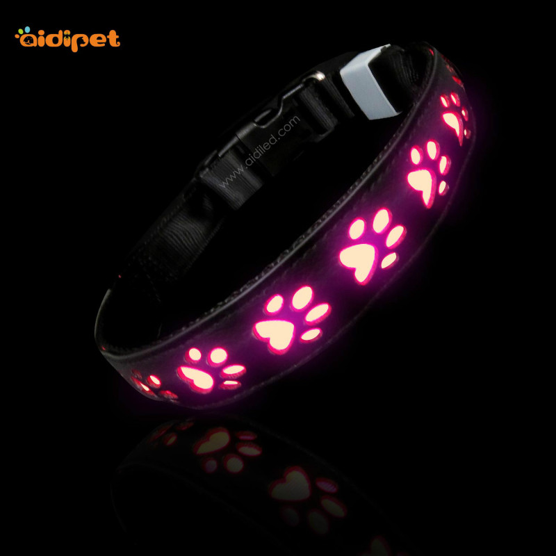 Patrón de pata hueca Led parpadeante Collar de perro Cuero de PU Collar de mascota recargable LED