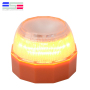 Taschenlampe und bernsteinfarbenes Notwarn-LED-V16-Licht auf der Schnellstraße mit Magnetfuß