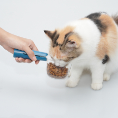 Manufacturer wholesale multi-functional sealing clip cat dog food scoop with scale measurement