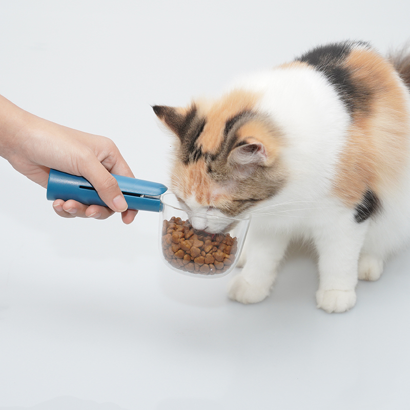Manufacturer wholesale multi-functional sealing clip cat dog food scoop with scale measurement