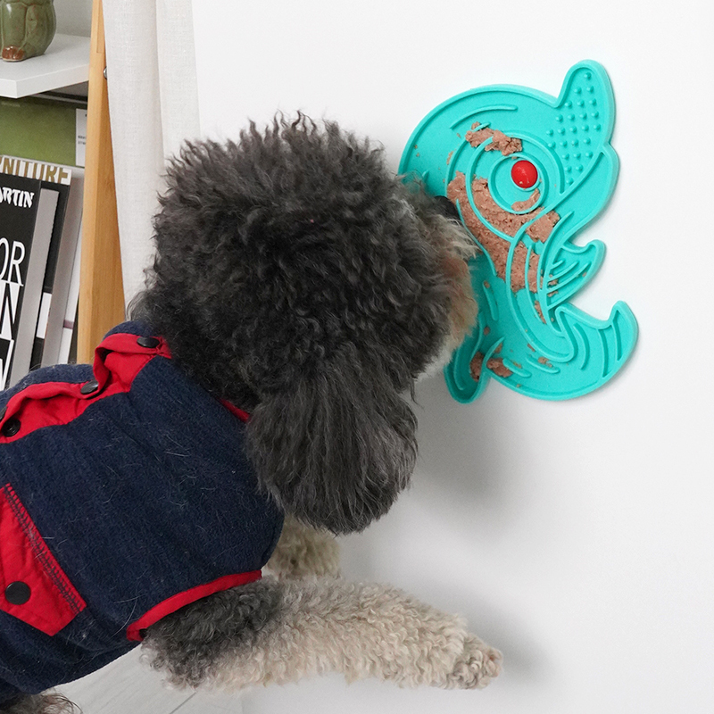 Manufacturer wholesale silicone slow feeder pad dog lick mat fish dolphin design