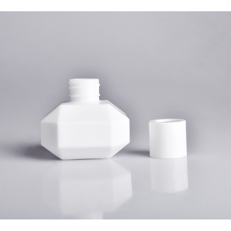 Luxury 100ml White Porcelain Aroma for Reed Diffuser Bottle Custom Design for Office Home Daily Use Crown Cap Ceramic Containers