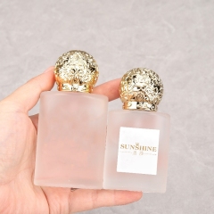Hot Selling Luxury 30ml 50ml Round Cap Refillable All Over Spray Bottles Flat Square Perfume Glass Bottle Accept Customization