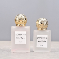 Hot Selling Luxury 30ml 50ml Round Cap Refillable All Over Spray Bottles Flat Square Perfume Glass Bottle Accept Customization