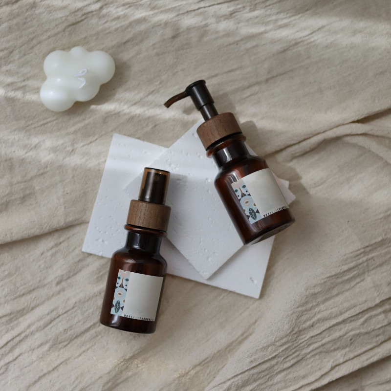 High-End 80ml Amber Plastic Essential Oil Bottle with Lotion Pump Serum Bottle Sample with Wood Grain Cap