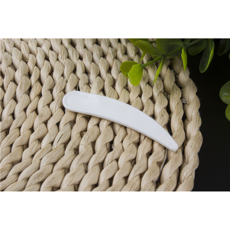 2023 Hot Sale Hangzhou Plastic Cosmetic Spatula With Logo,6cm Moon Shape Curved Spatula,embossed logo Spatula