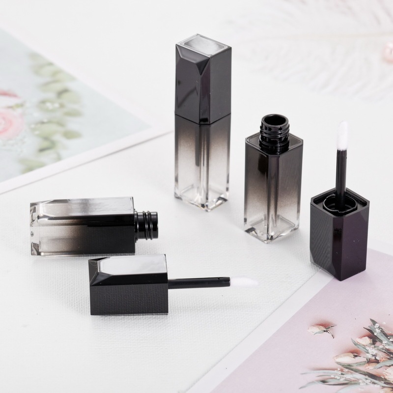 New Arrival Square Lip Gloss Tube Container Plastic Empty Private with Screw Cap and Brush for Skin Care and Cosmetics
