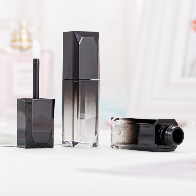 New Arrival Square Lip Gloss Tube Container Plastic Empty Private with Screw Cap and Brush for Skin Care and Cosmetics