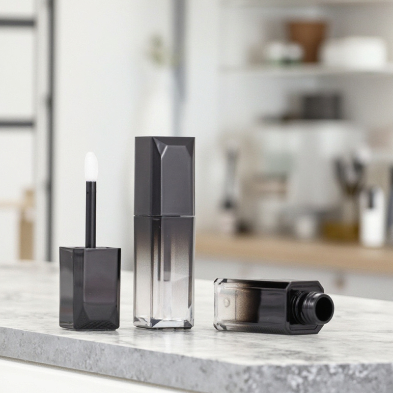 New Arrival Square Lip Gloss Tube Container Plastic Empty Private with Screw Cap and Brush for Skin Care and Cosmetics