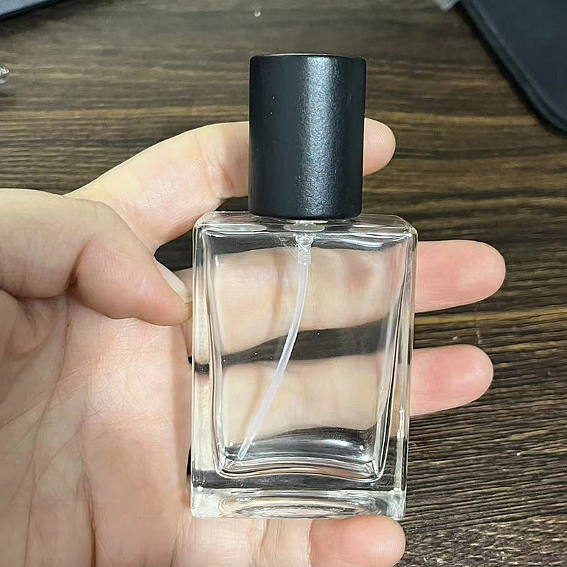 Refillable Empty Perfume Bottles 30ml 50ml Thick Bottom Square Glass Perfume Bottles with High-end Wooden Caps