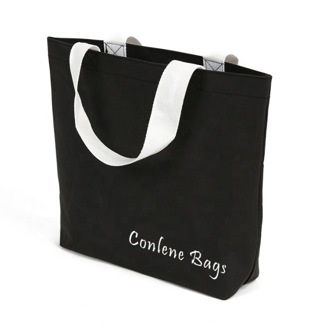 Großhandel Custom Design Günstige Luxus Recycelbar Einkaufen Schwarze Kraftpapiertüte mit Griffen
