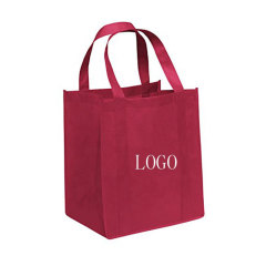 Недорогая сумка из нетканого материала с красной печатью и нейлоновой тканой сумкой