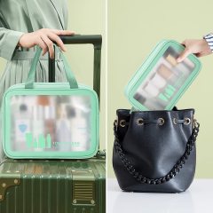 Bolsa personalizada impermeable de PVC PU bolsa de maquillaje de belleza de lujo cierre de cremallera bolsa de cosméticos de viaje negro con logotipo impreso