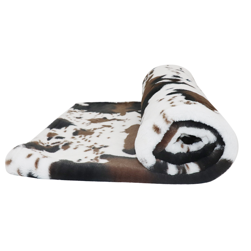 Cute Cow Print Blanket Soft Warm Plush Throw Blanket Fleece Flannel Fuzzy Lightweight Travel Blankets Cozy All-Season