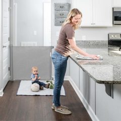 Hallways Use Mesh Safety Dog Gate Retractable Baby Extra Wide Safety Kids or Pets Gate In living Room