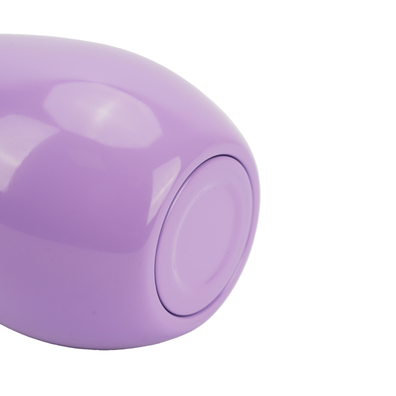 Los pequeños vasos púrpuras 8OZ del acero inoxidable aislaron las tazas dobles de la leche del vino de la pared con la tapa para los niños