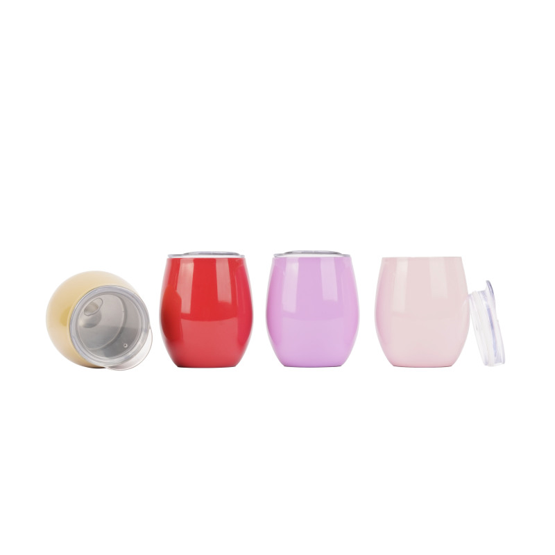 Los pequeños vasos púrpuras 8OZ del acero inoxidable aislaron las tazas dobles de la leche del vino de la pared con la tapa para los niños