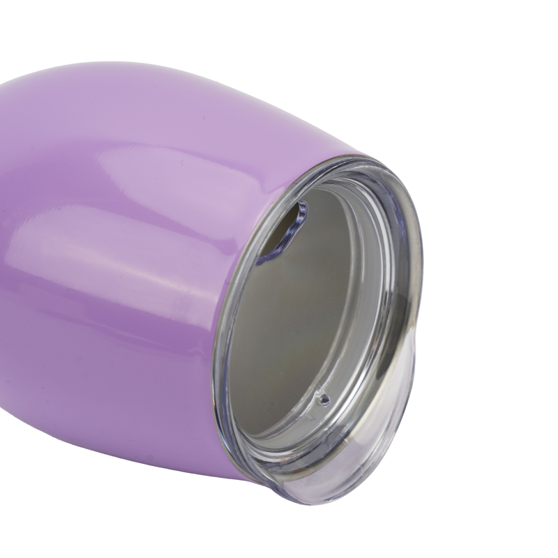Los pequeños vasos púrpuras 8OZ del acero inoxidable aislaron las tazas dobles de la leche del vino de la pared con la tapa para los niños