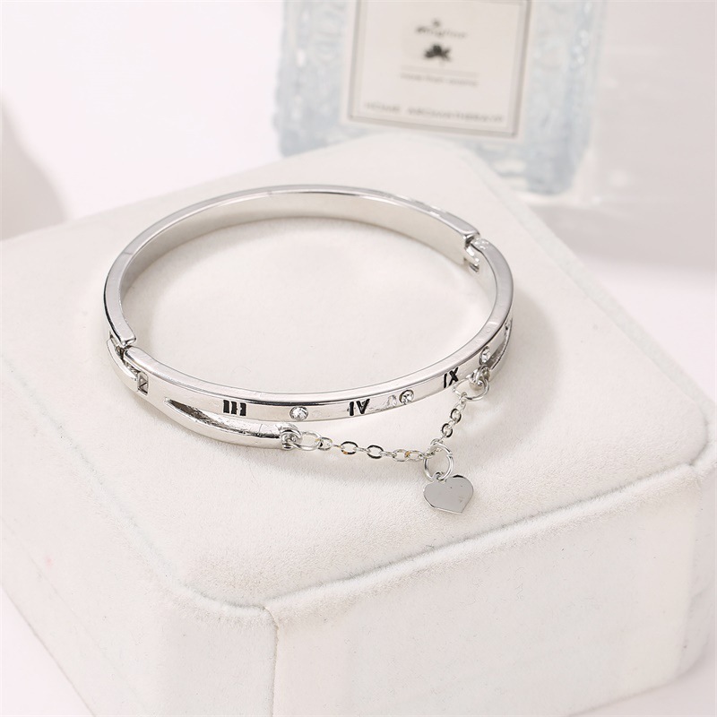 New Classic Design Silver/Gold/Rose Gold Plated Alloy Heart Charm Bangle Bracelet for Wholesale