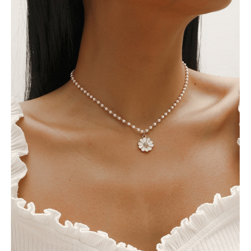 2021 New Fashion Simple Temperament Small Fresh Alloy Chrysanthemum Pendant Pearl Necklace