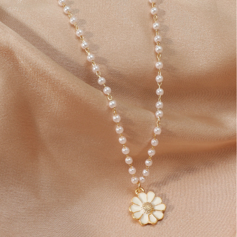 2021 New Fashion Simple Temperament Small Fresh Alloy Chrysanthemum Pendant Pearl Necklace