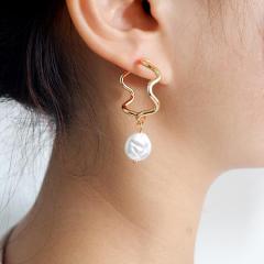 2021 Custom Wholesale Women Fashion Accessories Gold Plated Drop Ear Ring Korean C Shaped Natural Pearl Pendant Stud Earrings