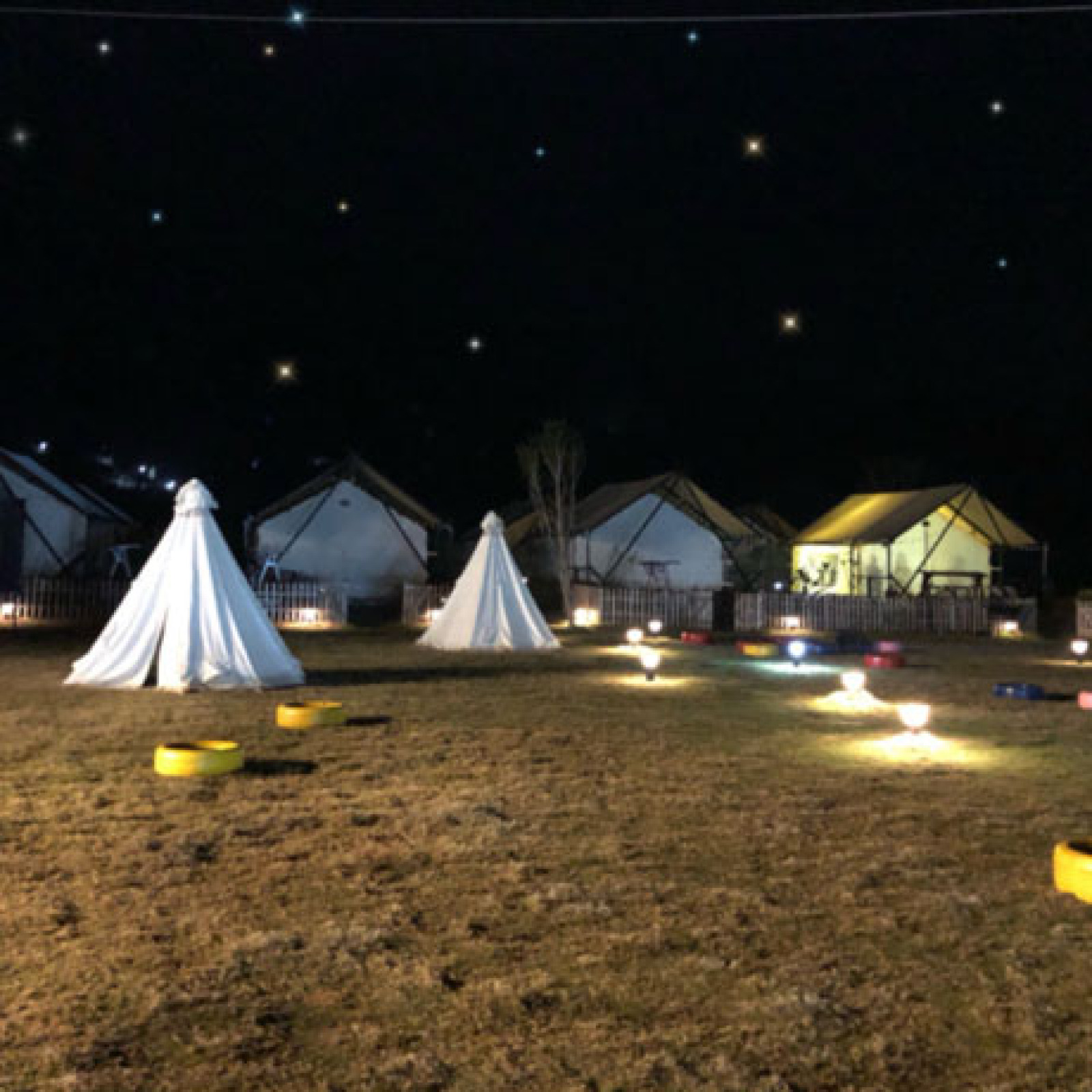 Customized Waterproof Indian Tipi Tent Multiplayer Outdoor Glamping Oxford Pyramid Bell Tent Wholesale Cotton Canvas Teepee Tent