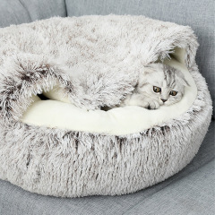 冬の暖かいシェルの猫のベッド 半囲まれた犬小屋の猫のベッドで寝ています