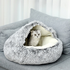 冬の暖かいシェルの猫のベッド 半囲まれた犬小屋の猫のベッドで寝ています
