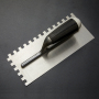 Truelle de finition en acier au carbone de 0.7 mm Truelle de plâtre de lame en acier inoxydable de forme rectangulaire dentée 1x1cm
