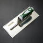 Truelle de finition en acier au carbone de 0.7 mm Truelle de plâtre de lame en acier inoxydable de forme rectangulaire dentée 1x1cm