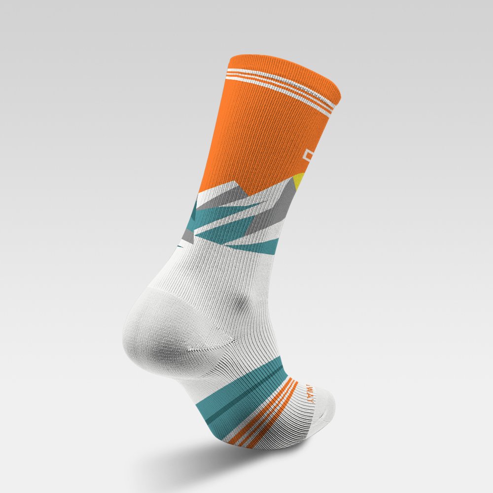 Snowy mountains in the sun 231127-01
