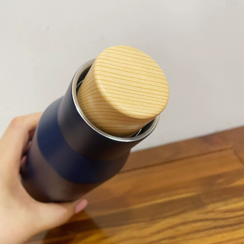 Custom 600ml/700ml Vacuum Insulated Double Walled Stainless Steel Water Bottle With Pull Tab Lid For Hiking