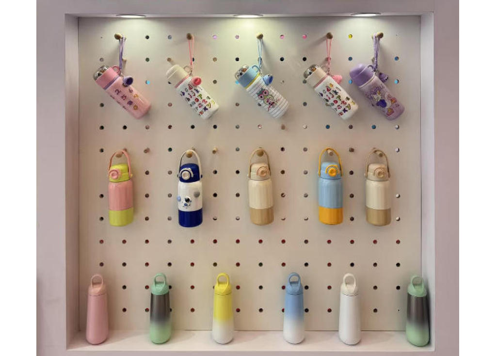 What should be noted when purchasing stainless steel water bottles for wholesale?